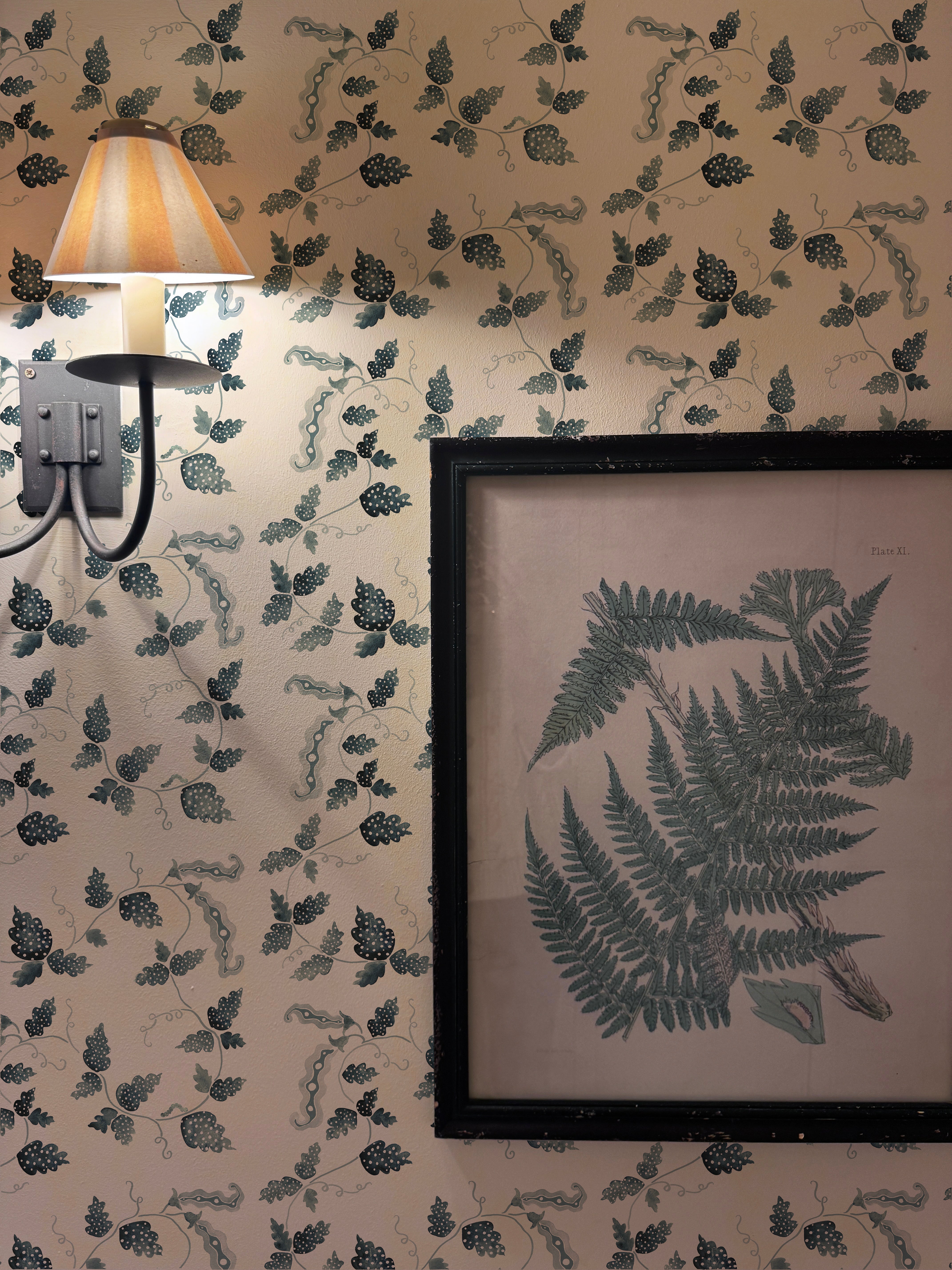 SWEETEST PEA WALLPAPER // indigo